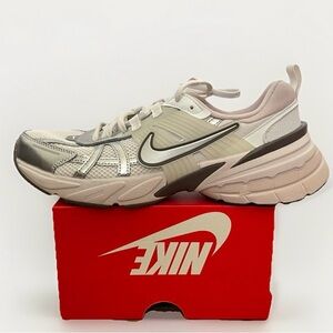 Size 10.5w / 9m - Nike V2K Run Abrasion Resistant Low Running Shoes FD0736-010